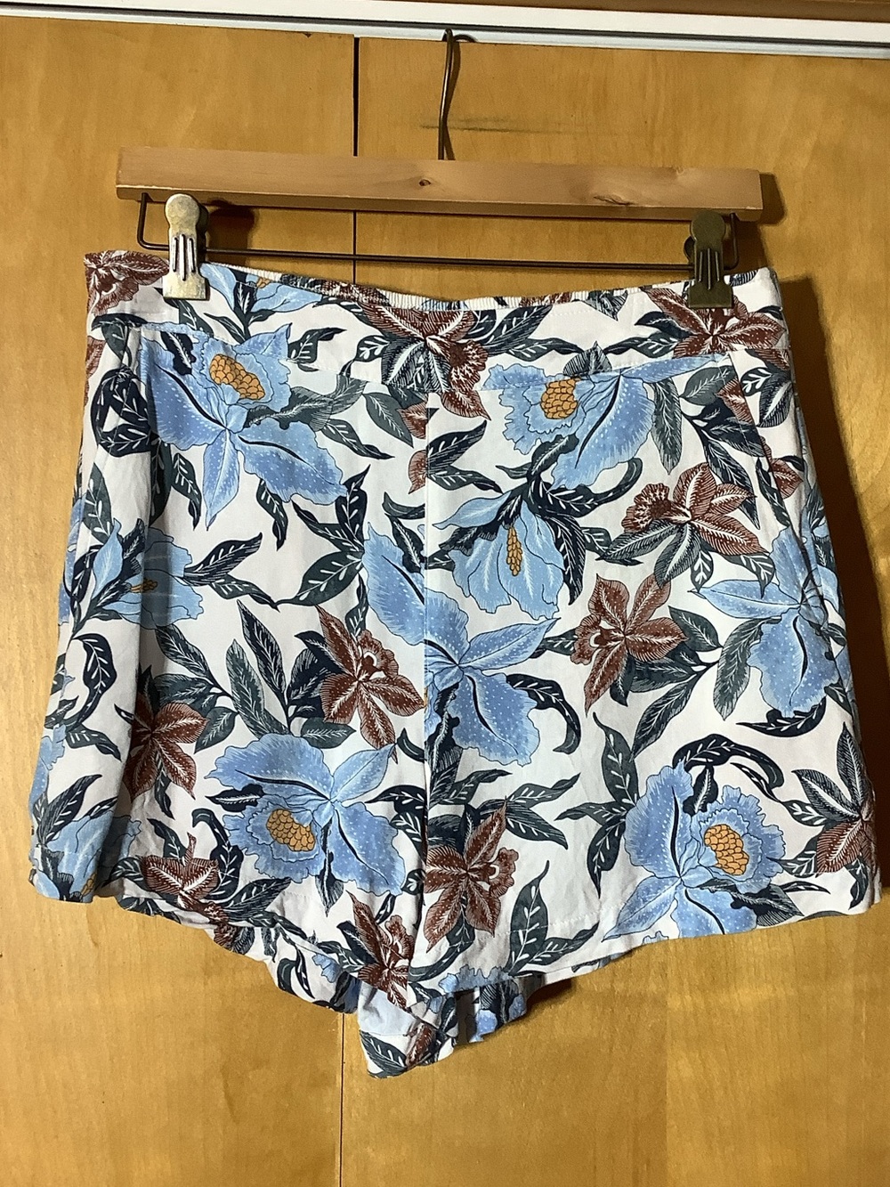 Old Navy white and blue floral shorts, size medium